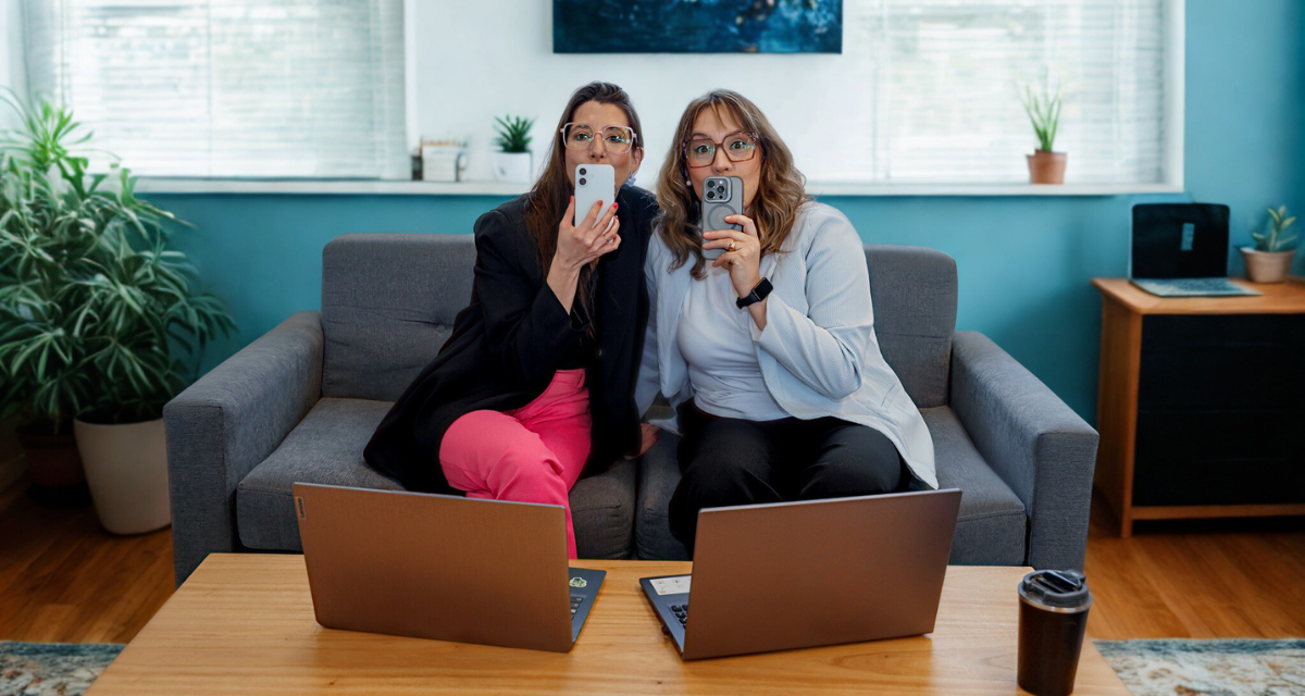 Ana y Angie de Dobleá trabajando con sus celulares